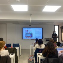 María Mora (Fujitsu), miembro de la «Ponencia AECA», comparte los avances y uso de XBRL con alumnos del CEDEU María Mora (Fujitsu), miembro de la «Ponencia AECA», comparte los avances y uso de XBRL con alumnos del CEDEU